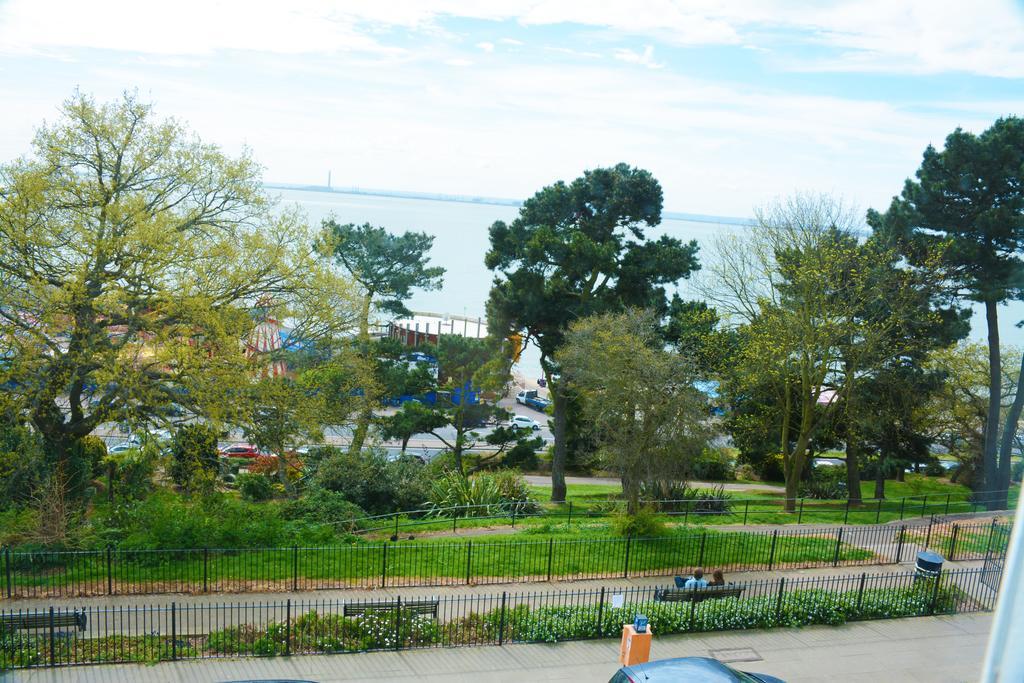 Pier View Self Catering Luxury Apartments Сътън он Сий Стая снимка